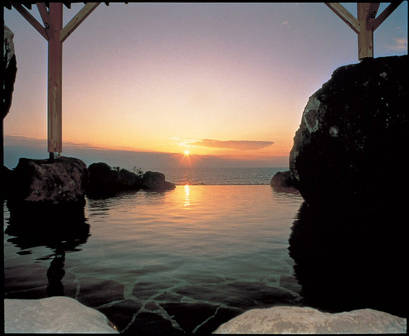 瀬波温泉　露天風呂から夕陽を望む