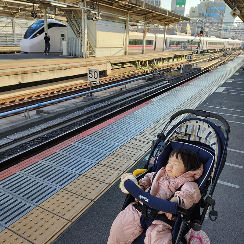 特急ひたちと、ベビーカーで眠る子ども