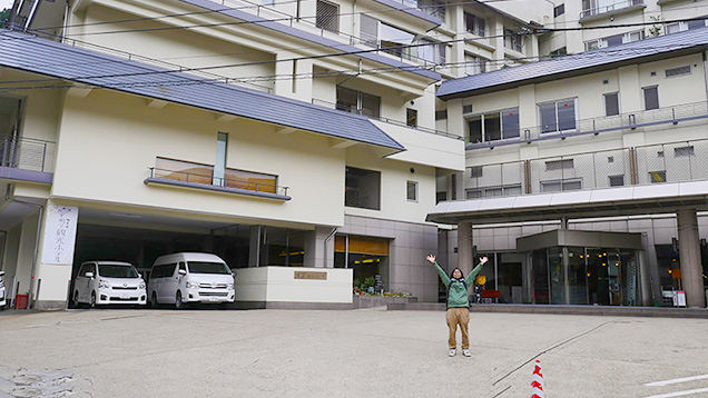 鳴子観光ホテルの前でポーズをとる筆者