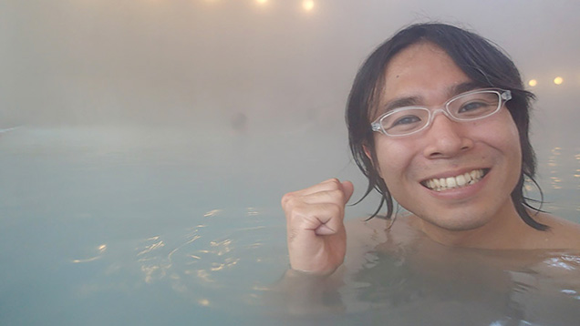 湯船につかって自撮りしながら片手でガッツポーズする筆者