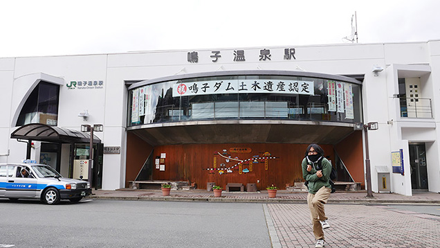 鳴子温泉駅前で寒さに震える筆者