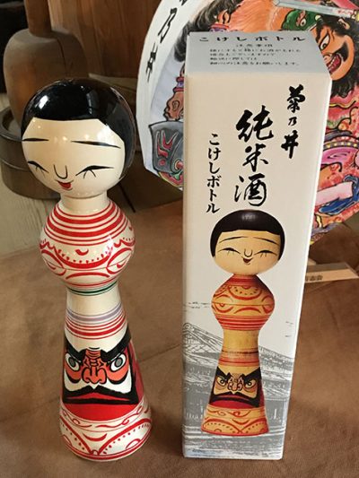津軽こけし形のボトルに入ったお酒