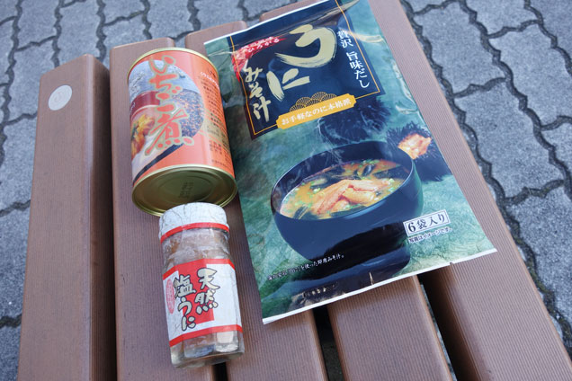 冷凍のウニ、いちご煮の缶、ウニのレトルト味噌汁