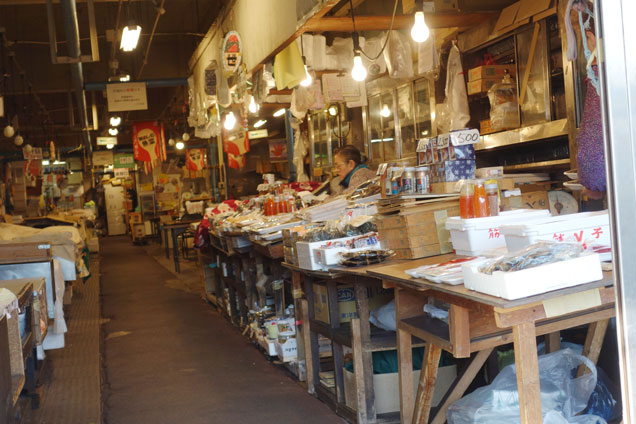 八戸市営魚菜小売市場の中の様子
