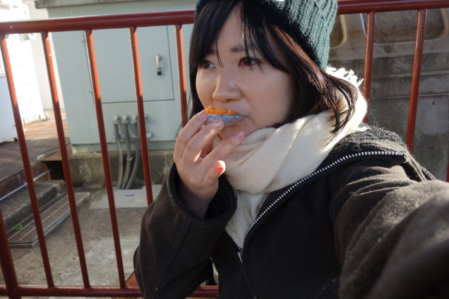 ウニを食べる筆者