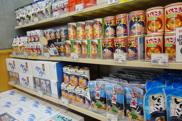 お土産屋に売られるウニの缶詰