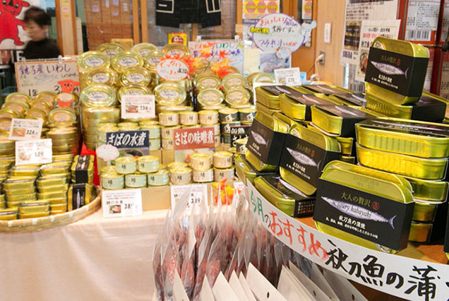 ウオッセ21にある信田缶詰直売所。同社商品のほぼ全種が買える