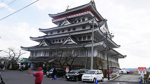 そびえ立つ熱海城