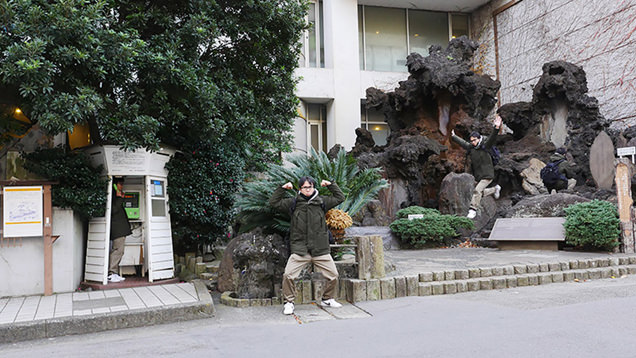 ホテルの入り口の前ではしゃいでポーズを決めるライター地主恵亮