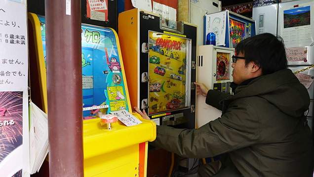 昔なつかしいゲーム機で遊ぶライター地主恵亮