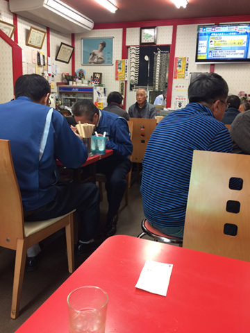 喜多方「源来軒」の店内は近所の皆さんで混雑
