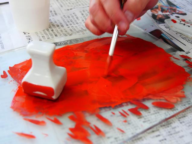 色絵豆皿に色を付けるため和絵具（赤）