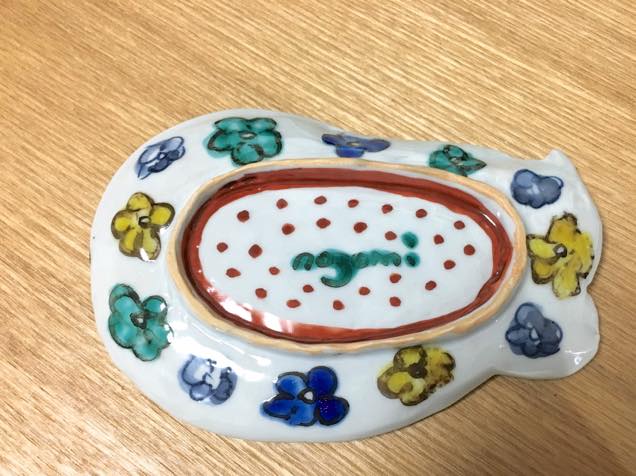 筆者（小林希）が制作した色絵豆皿の完成品（裏）