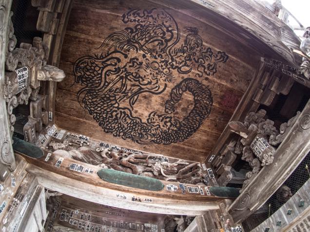 浦佐「善光寺」山門にある日本画家「谷文晁」による「八方にらみの龍」