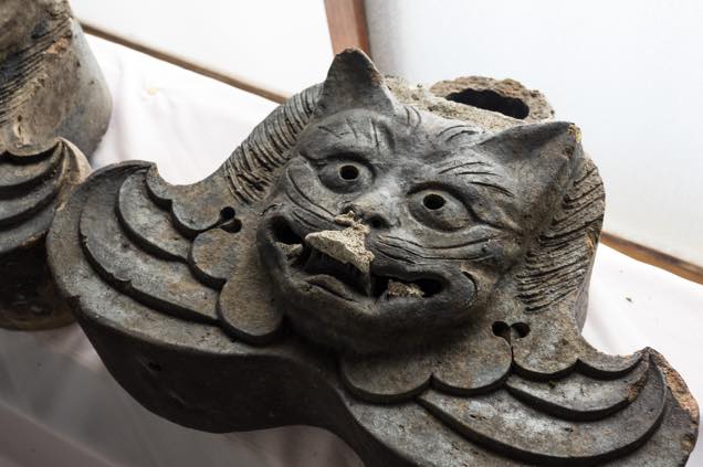 室内に保管された浦佐「善光寺」の猫瓦