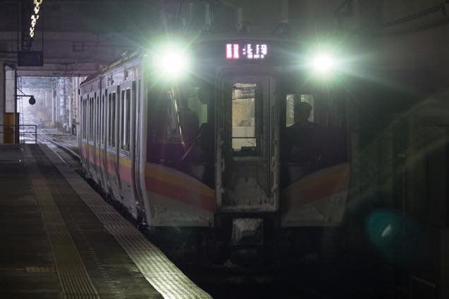 浦佐駅に入線してくる電車