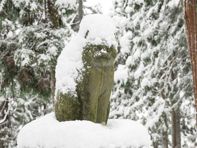 雪が積もった南部神社の猫叉権現