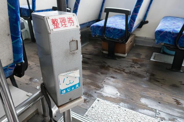路線バス入口の整理券発行機