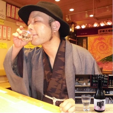 オリジナルのお酒「叩」を飲む筆者