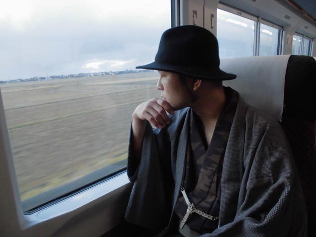帰りの列車で景色を眺める筆者