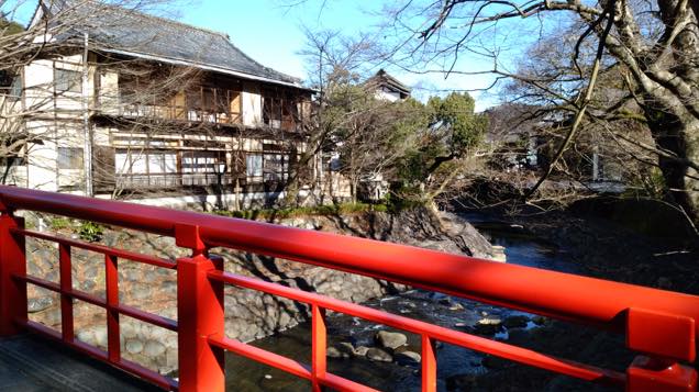 桂川から見た温泉街の眺め