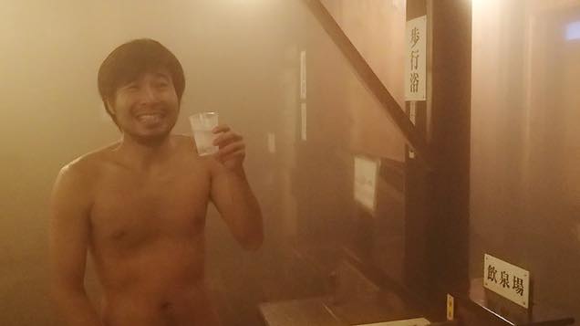 飲泉する筆者