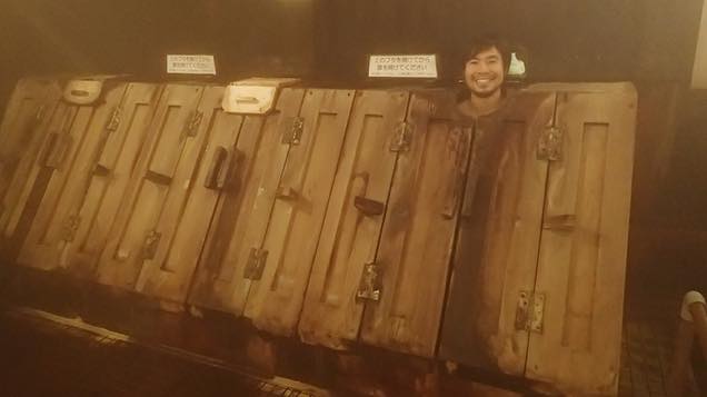 箱蒸し湯を体験する筆者