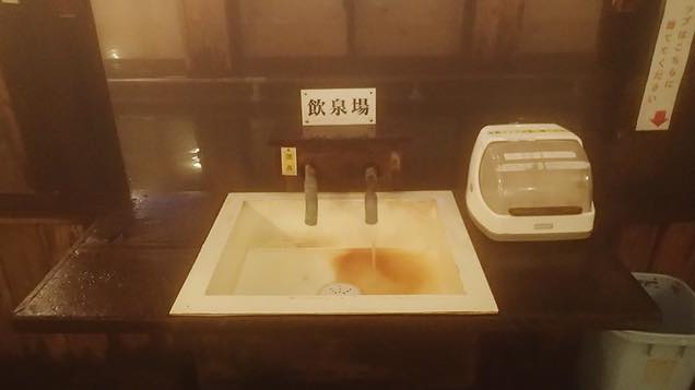 水道のように蛇口が設置された飲泉場