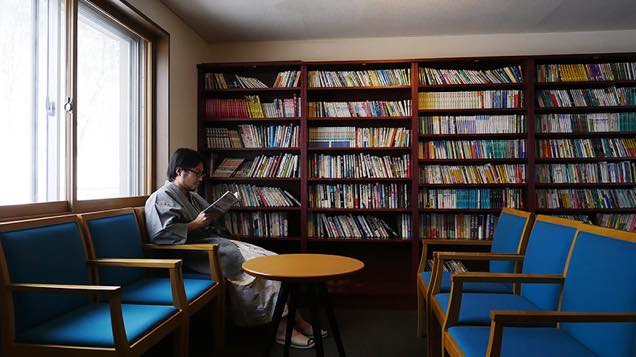 浴衣で読書する筆者