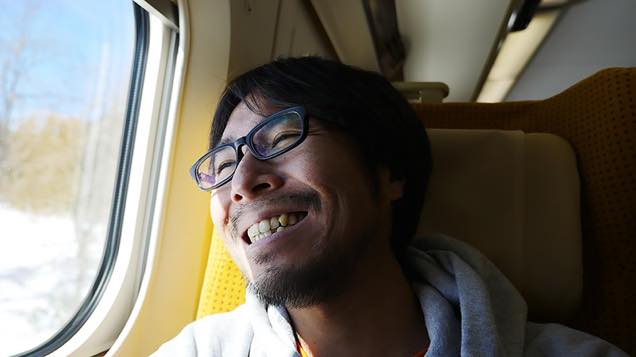 新幹線の座席で元気な笑顔を見せる筆者