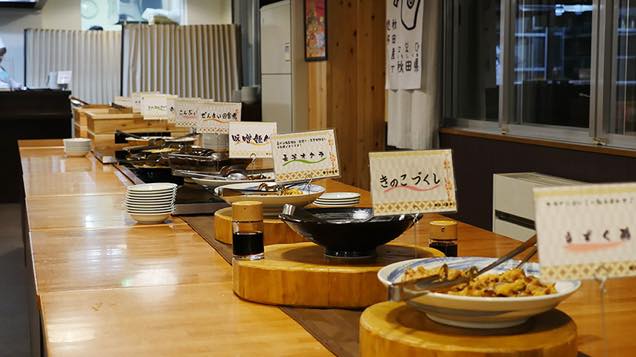 テーブルにバイキングの料理が並ぶ