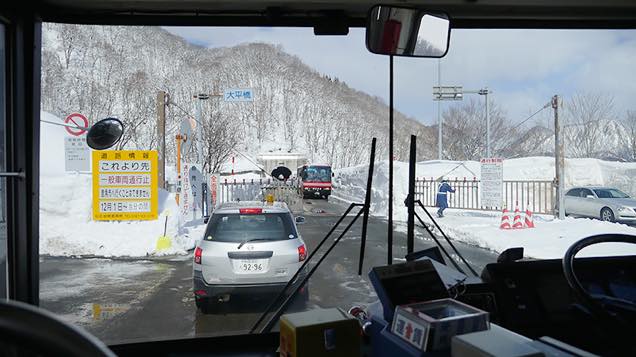 温泉行きバスの車内から見える通行規制の案内