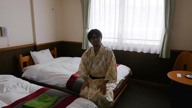 部屋で浴衣に着替える筆者
