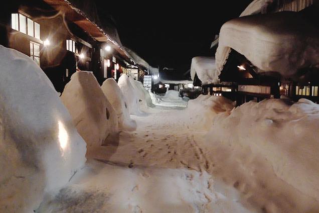鶴の湯温泉前
