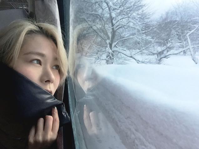 深く積もった雪を見上げる筆者