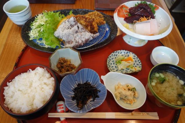くじらのフライや刺し身、味噌汁、ご飯、小鉢が並んだくじら御膳