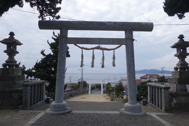曇り空と海を背景にした布良崎神社鳥居