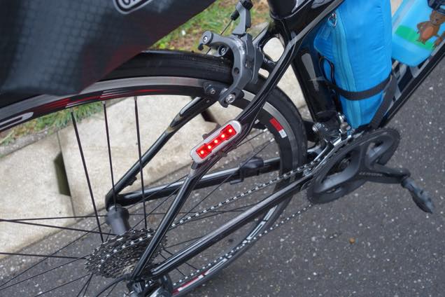 自転車の後輪についた赤いライトが点灯しています