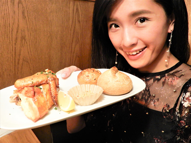名物ローストチキンのプレートを持って