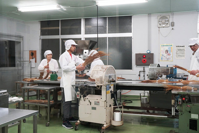 藁納豆の製作現場