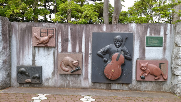 正面玄関（西口）の正面にあるモニュメント。近づくと、センサーで音楽が流れる