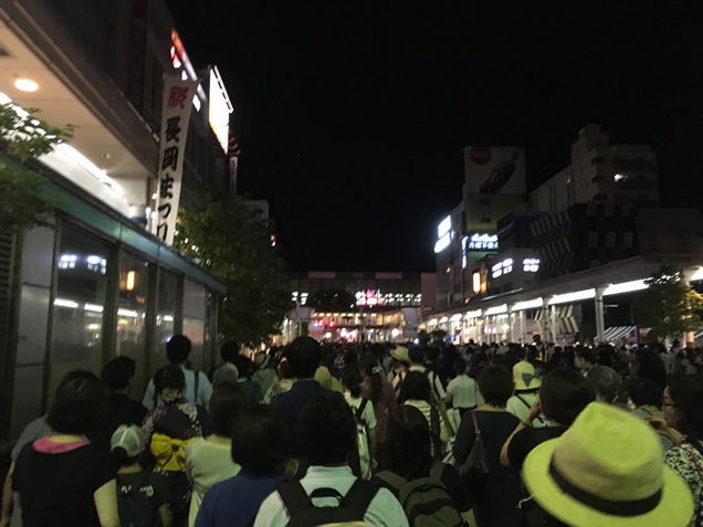 花火大会終了後の長岡駅前