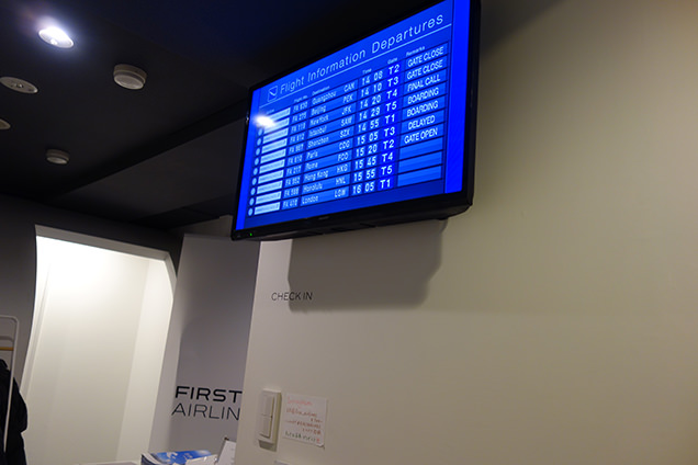 FIRST AIRLINES　電光掲示板