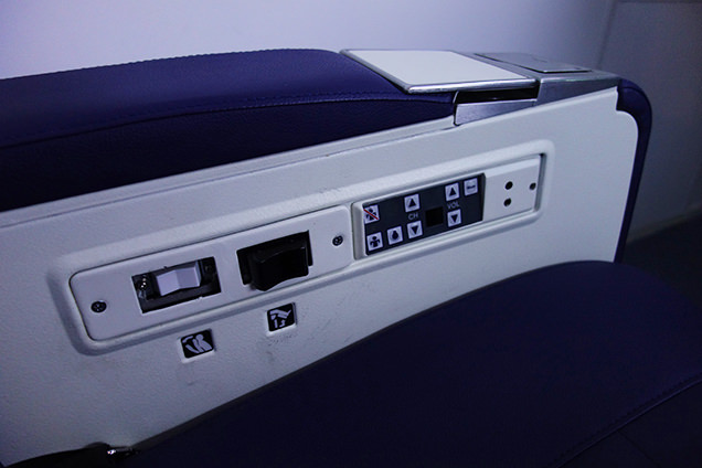 FIRST AIRLINES　機内