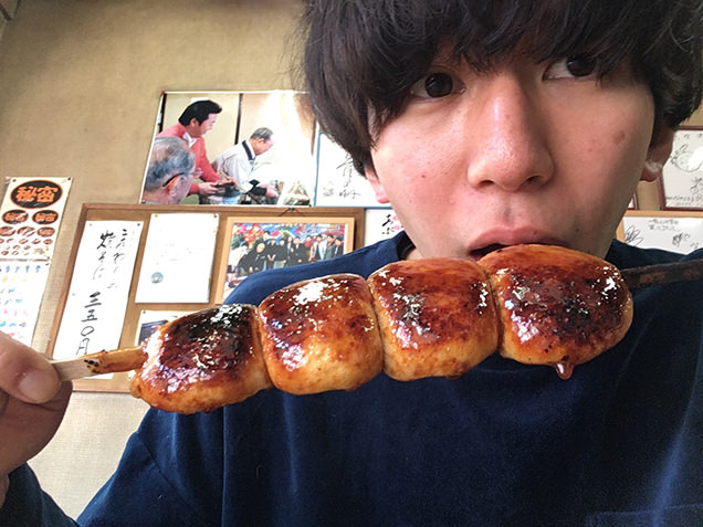 茶々　焼きまんじゅうを食べるライター