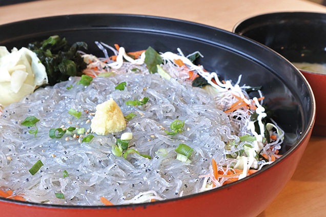 とびっちょ本店　生しらす丼