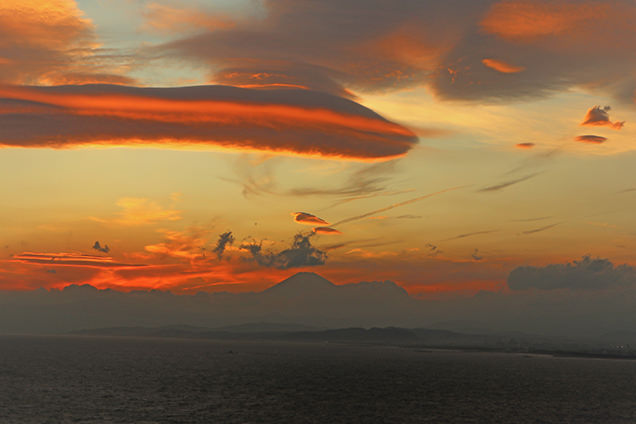 江の島シーキャンドル　夕日