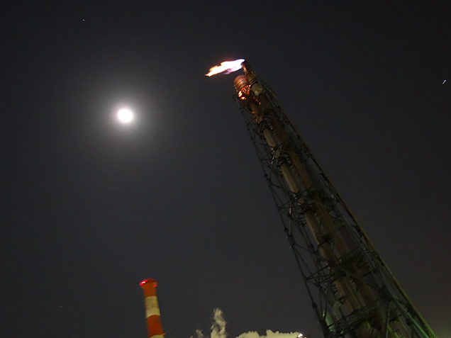 工場夜景探検クルーズ　工場と月