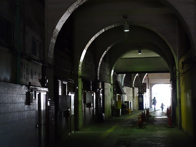 国道駅　高架下