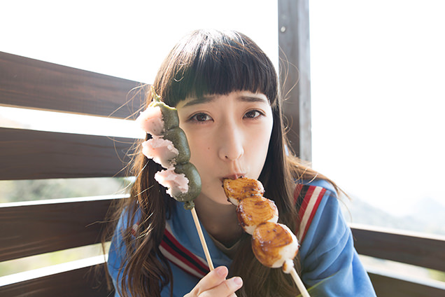 伊豆の国パノラマパーク　団子を食べるはましゃか